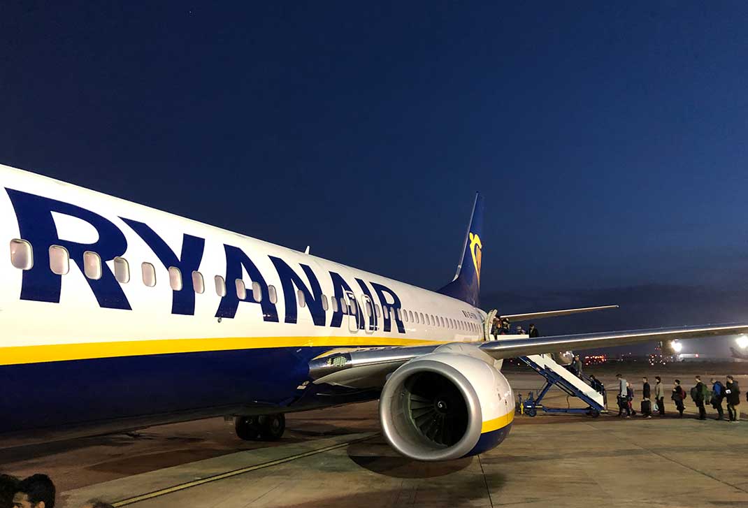 Ein Flugzeug von Ryanair auf dem Ibiza-Airport