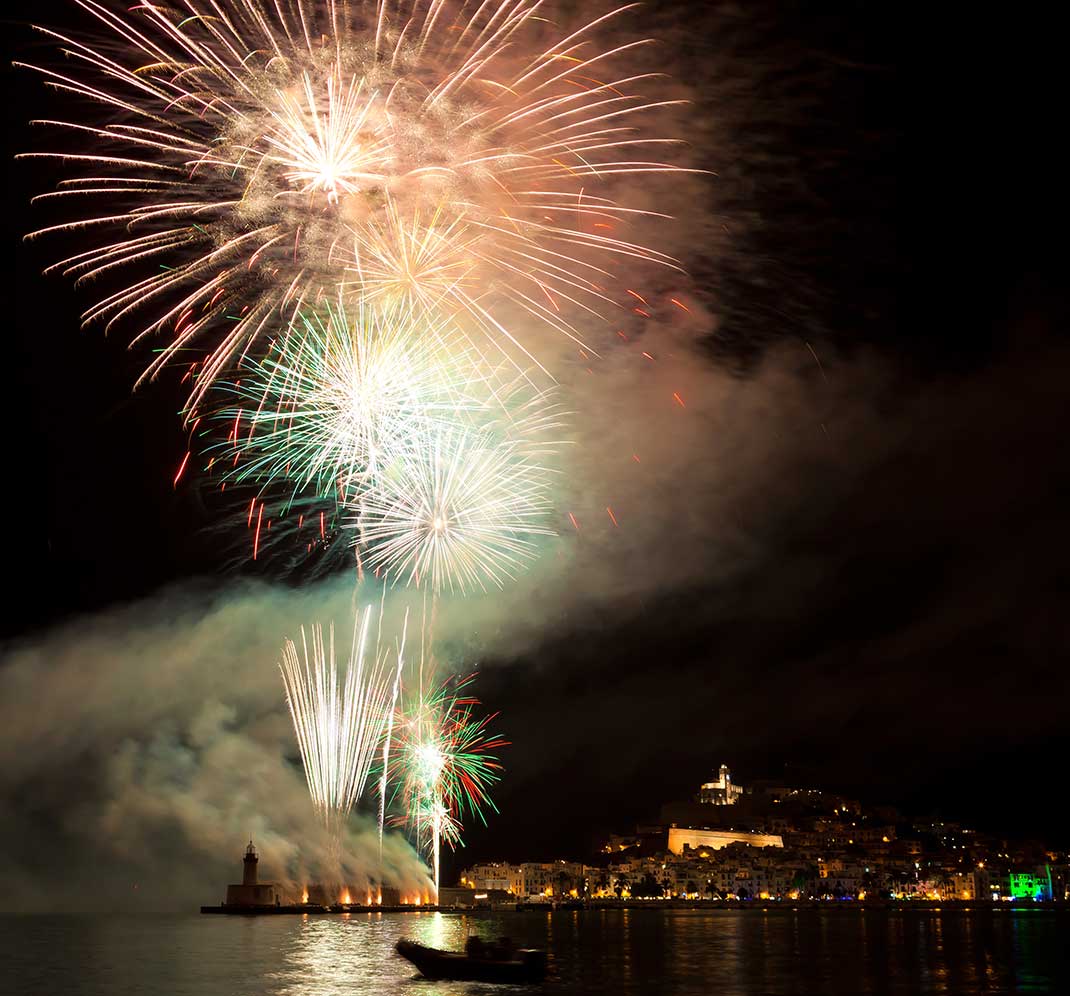 Ibiza-Feuerwerk. Flug-Netz. Corona-Quote. Solar-Strom