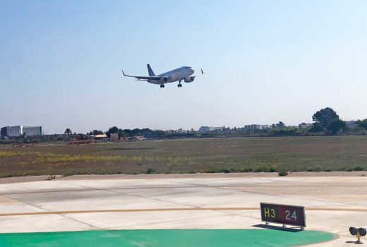 Ein Flugzeug landet auf dem Flughafen von Ibiza