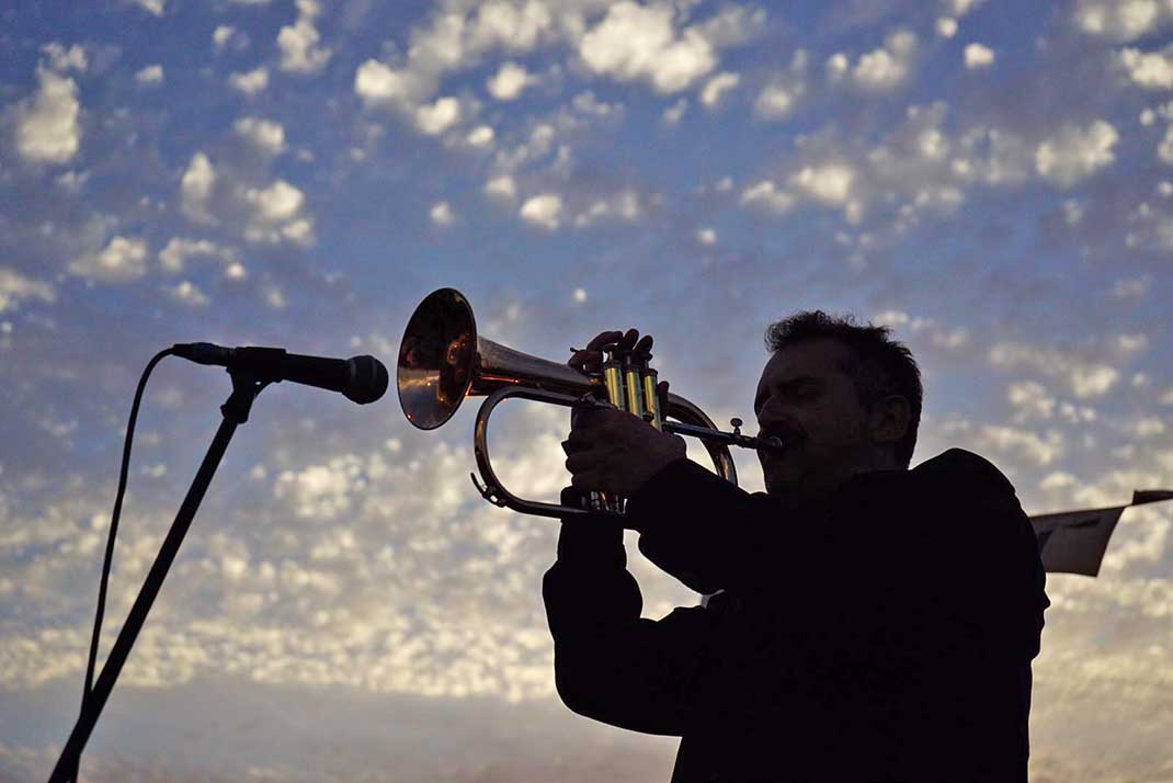 Ibiza: Hälfte zu. Jazz. Gestank. Feld-Verkauf. Drogen-Schlag