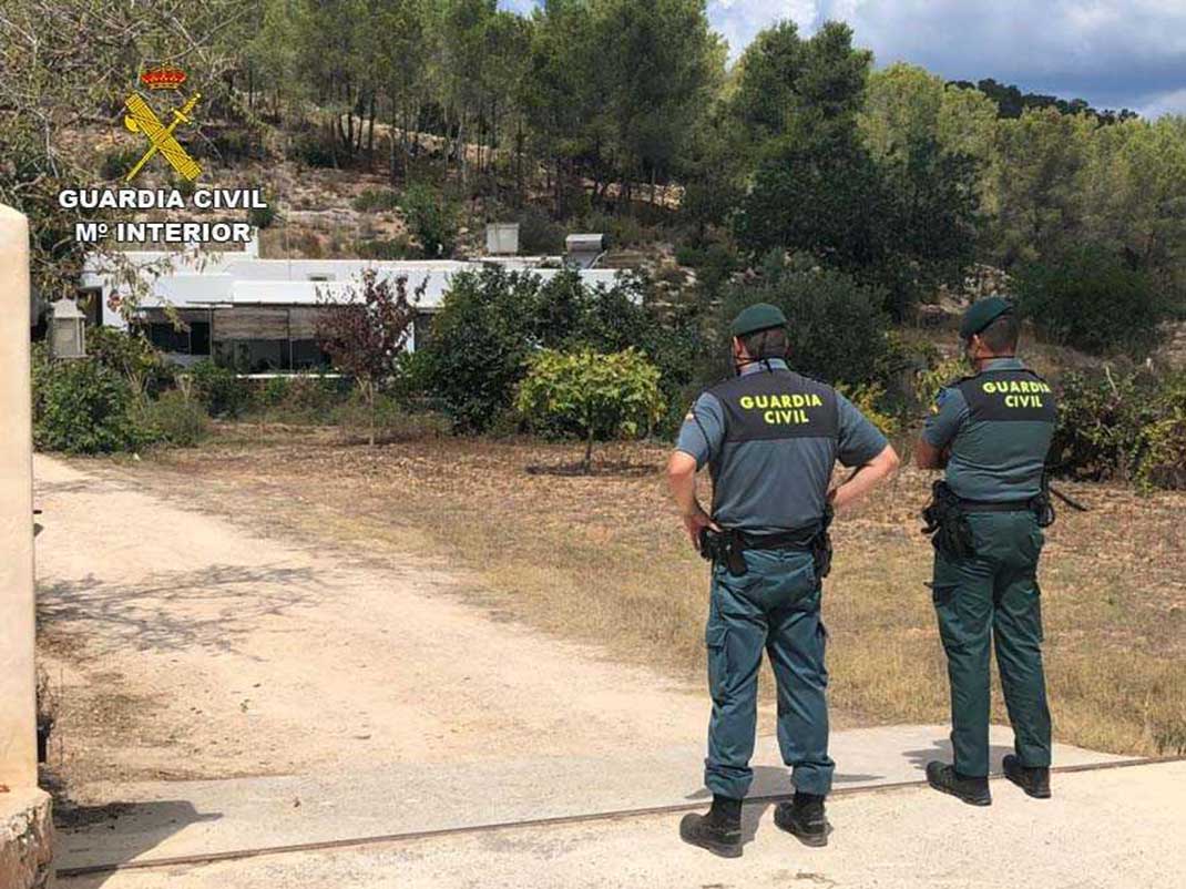 Die Guardia Civil schaut nach Häusern auf dem Land auf Ibiza. Foto: Guardia Civil