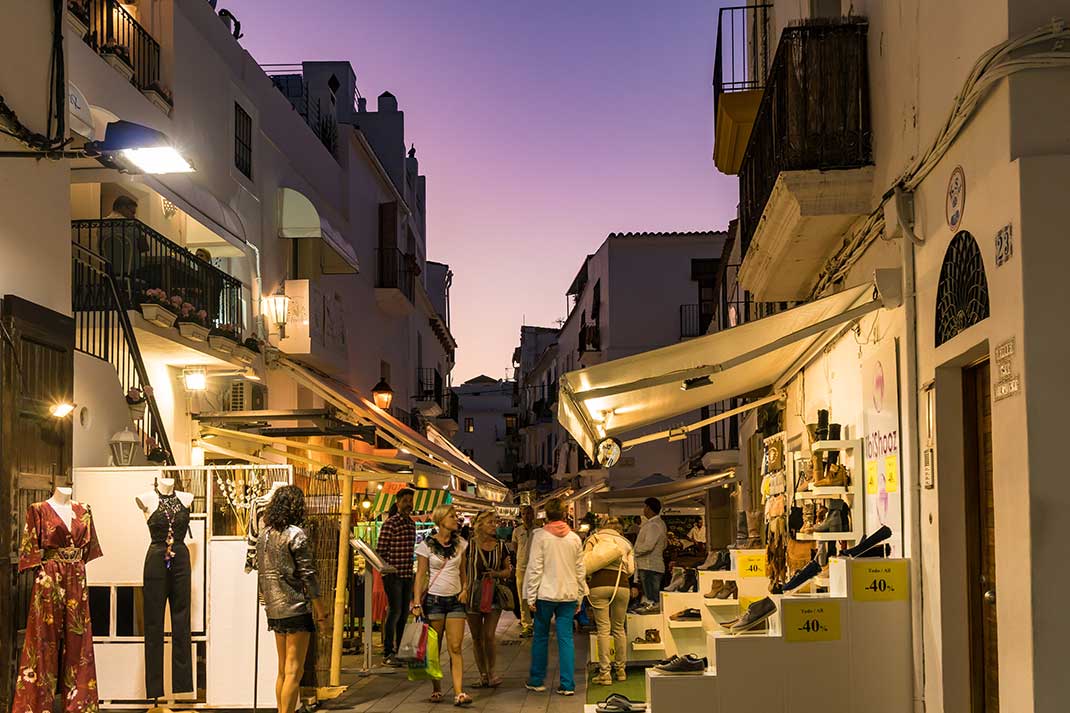 Nachts raus? Totenstadt. Mehr Ibiza-Flüge. Arzt-Besuche