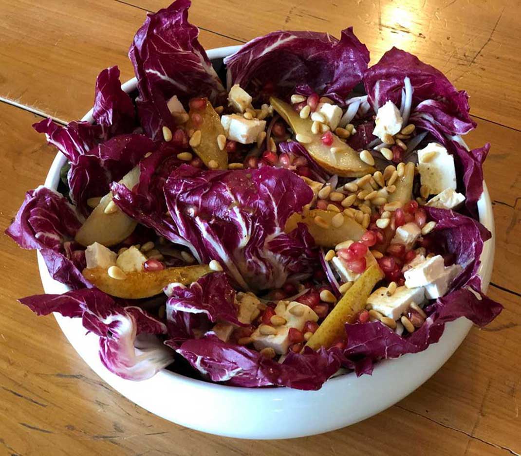 Radicchio-Salat mit karamellisierter Birnen oder Nisperos - Ibiza Heute