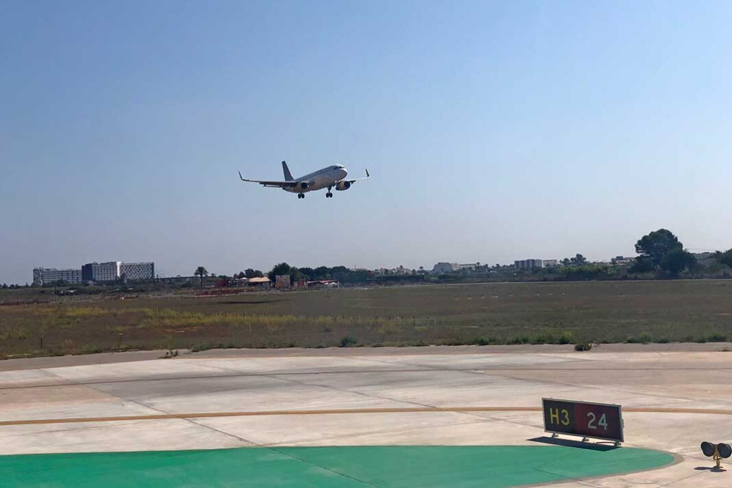 Landendes Flugzeug auf Ibiza