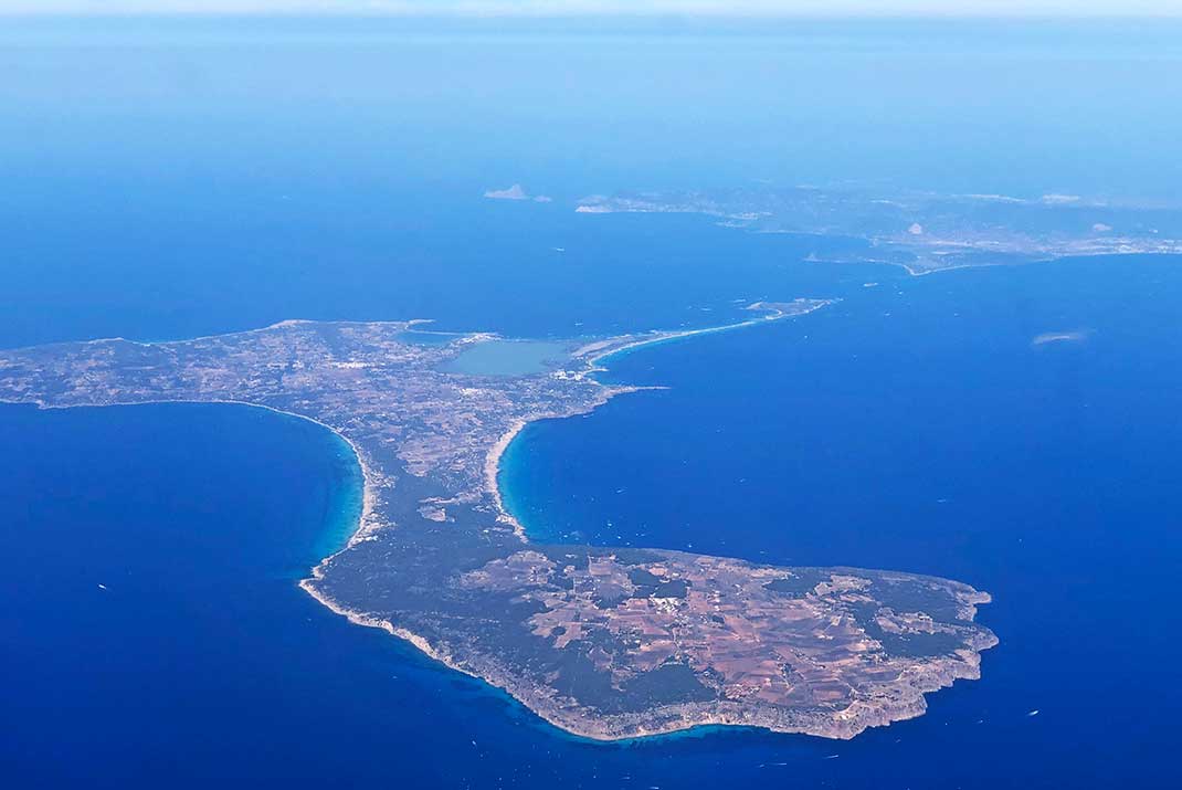 Formentera aus der Luft, mit Blick auf Ibiza