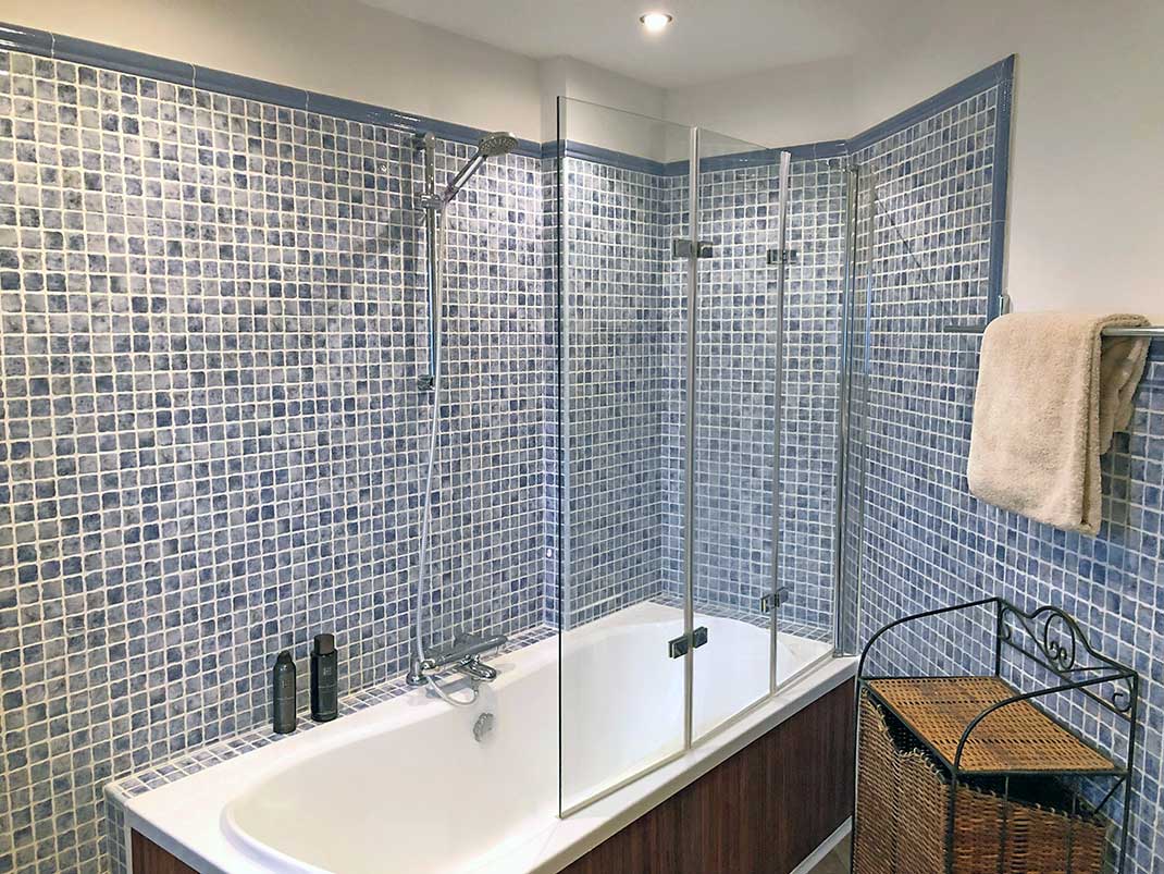 Mit großer Badewanne. © AbholteMEDIA