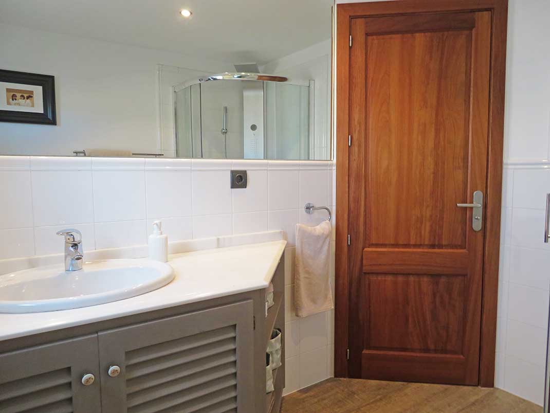 En-Suite Bad des zweiten Schlafzimmers. © AbholteMEDIA