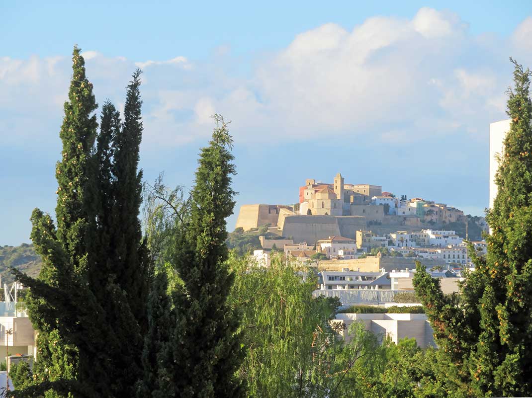 Und die Festung Dalt Vila mit der Kathedrale. © AbholteMEDIA