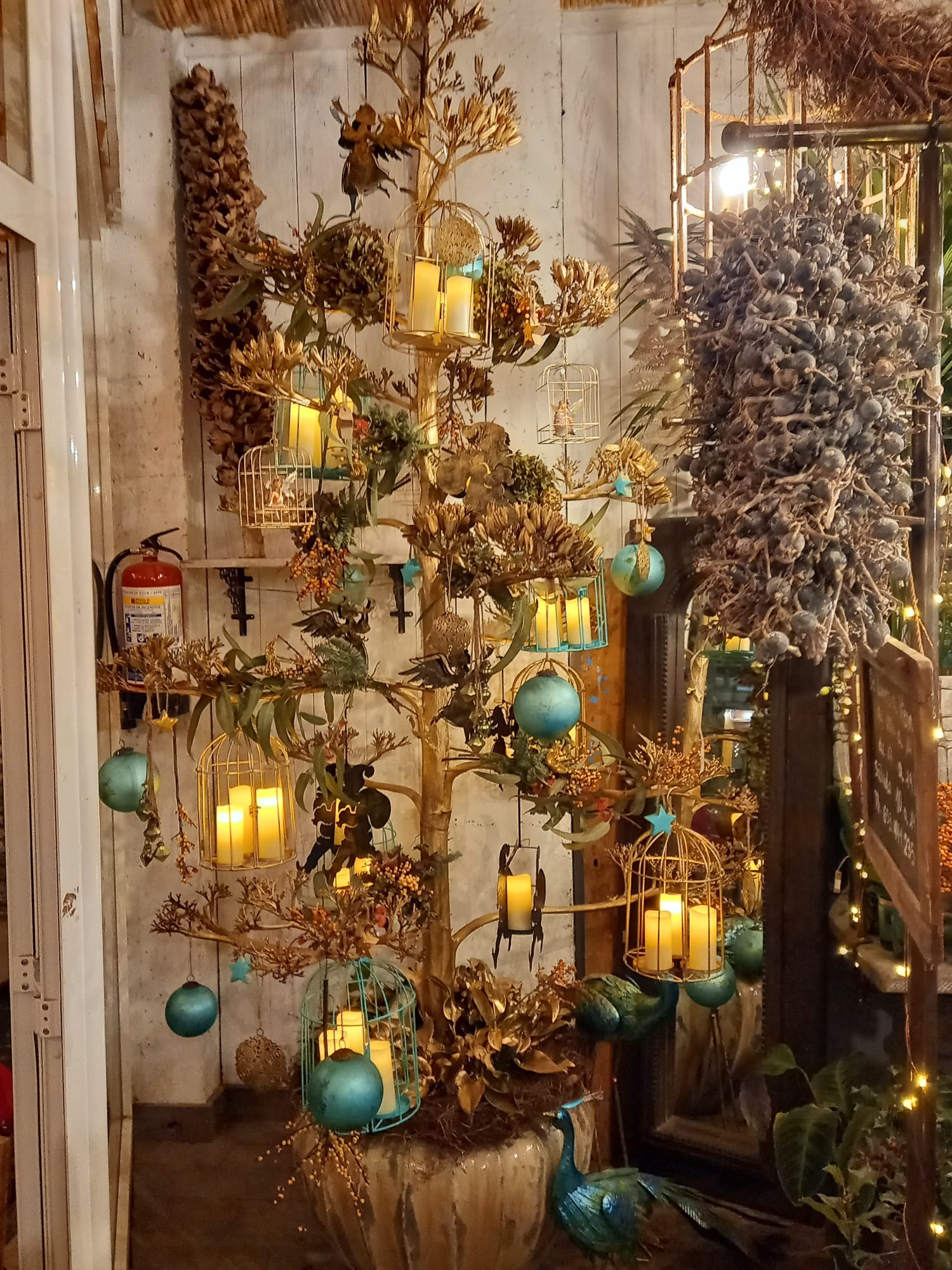 Weihnachten auf Formentera mit dekorierten Schaufenstern