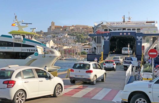 Autos auf dem Weg von Ibiza nach Formentera