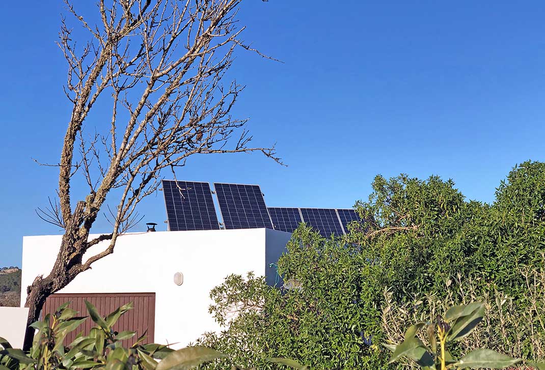Fotovoltaik-Anlage für Solar-Strom auf Ibiza
