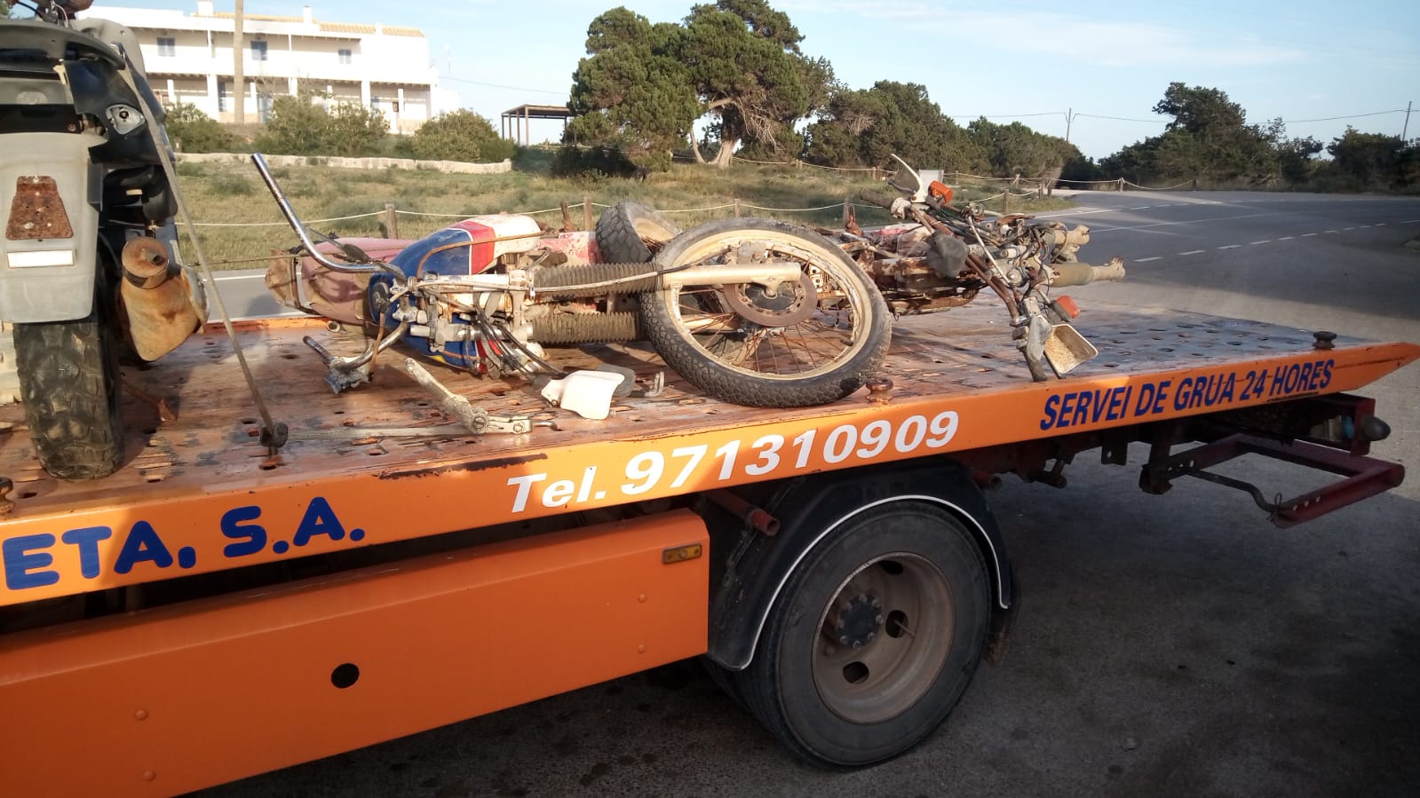 Schrott-Motorräder auf Formentera werden abgeschleppt und entsorgt