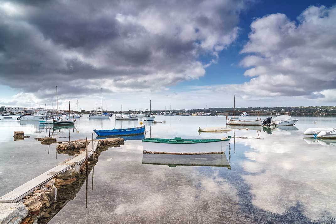 Formenteras Lagune Estany des Peix ist mit Booten überlastet