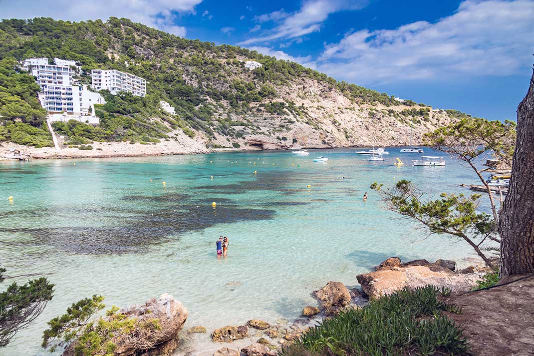 Glasklarer Badespaß: Die Cala Llonga auf Ibiza