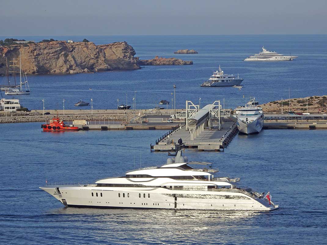 Superyachten auf Ibiza, vorne die Tango