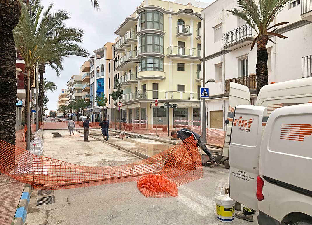 Straßen-Bauarbeiten in Santa Eulària auf Ibiza