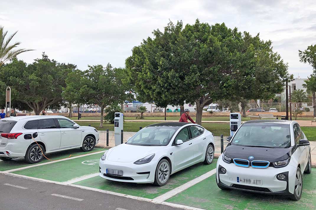 Elektro-Autos und Ladestation auf Ibiza