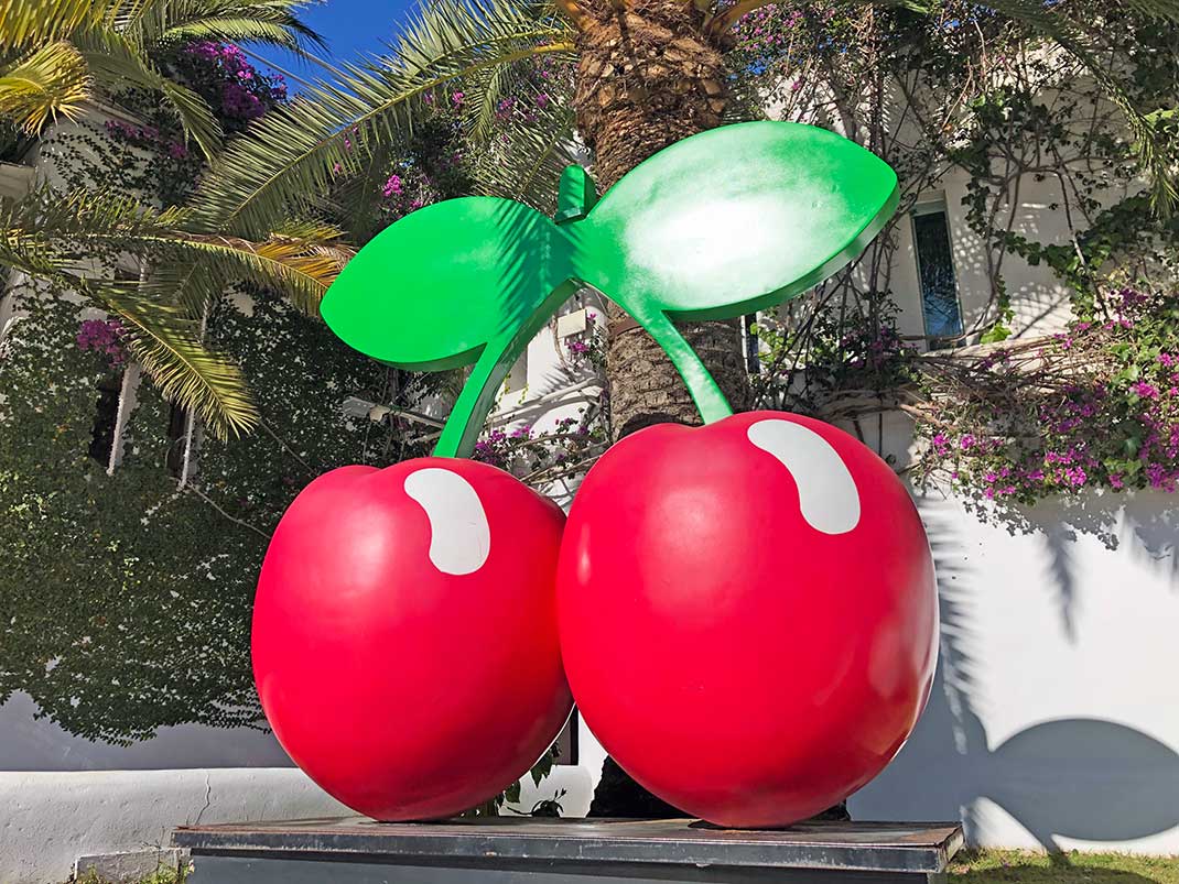 Markenzeichen für "Pacha" sind die Kirschen. Hier die Disco in Eivissa. Foto: MBA