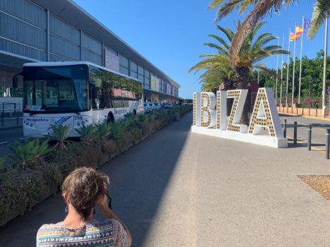 Ibizas Inselregierung verstärkt die Buslinien auf Flugpltz. Foto: Consell de Ibiza