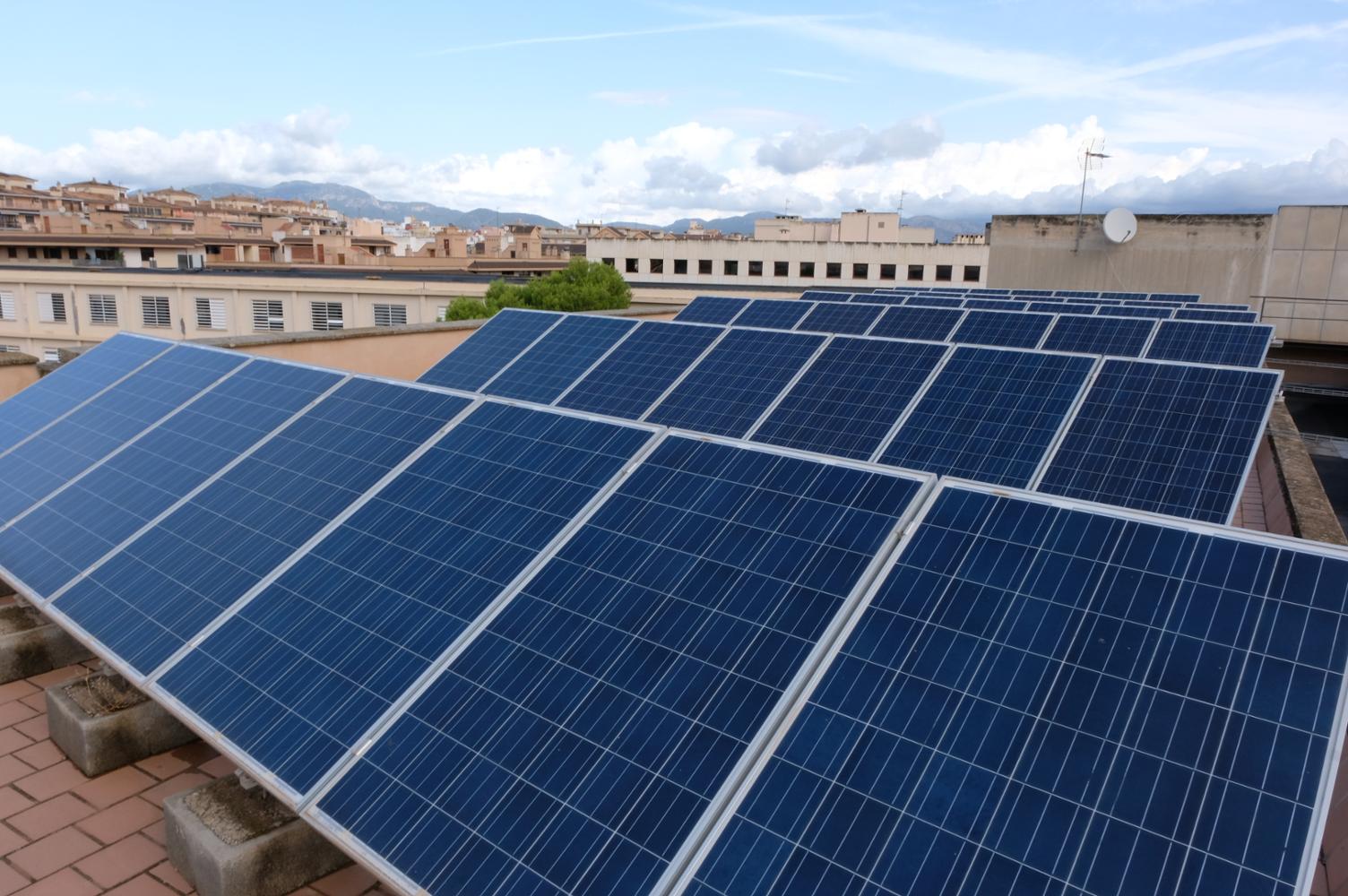 Solarpaneele auf Verwaltungsgebäuden der Balearen. Foto: GOIB