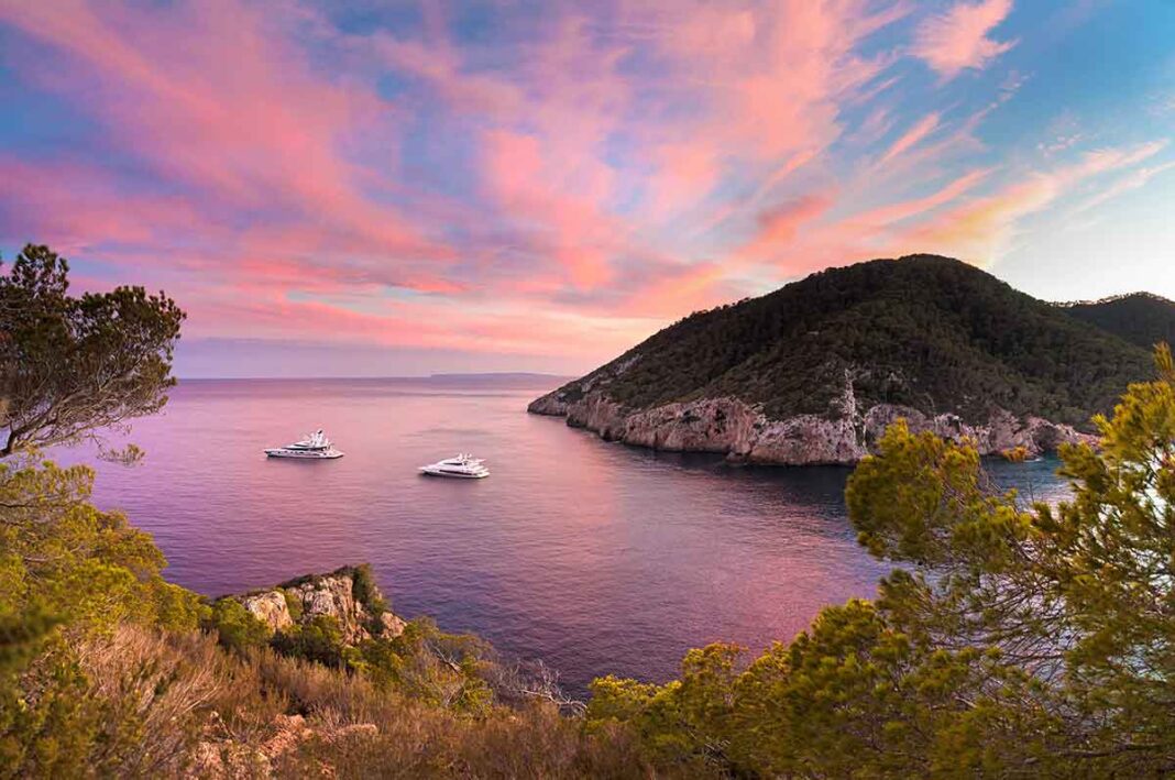 Sonnenuntergang-Cala-Llonga-mit-Booten