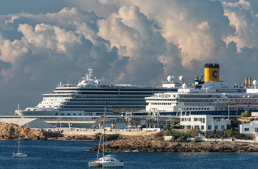 Foto: Rüdiger Eichhorn. Gewitter. Kreuzfahrer. IbizaHEUTE. Ibiza