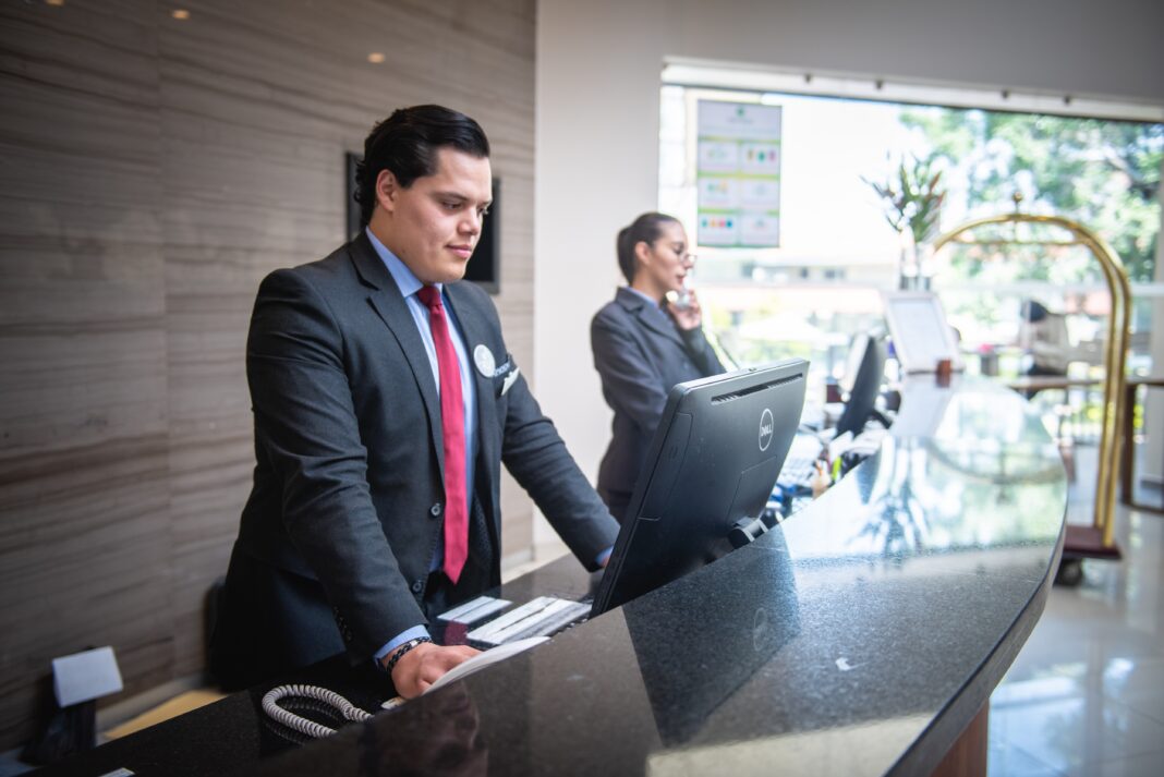 rodrigo_salomonhc-receptionist-5975961