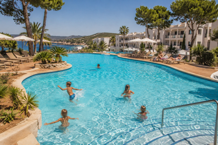 Kinder im Hotelpool (Symbolbild). Foto: KI-generiert