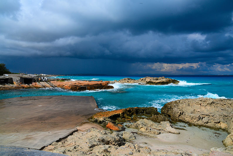 Formentera mit Wolken. Foto: IbizaHEUTE/Peter Eberhardt