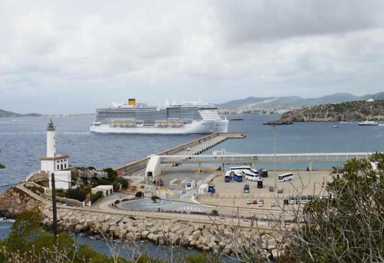 Kreuzfahrtschiffe-Ibiza-Massentourismius-IbizaHEUTE