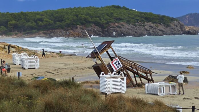 Eingestürztes Bademeisterhäuschen am Strand Cala Nova bei Es Canar nach dem Sturm